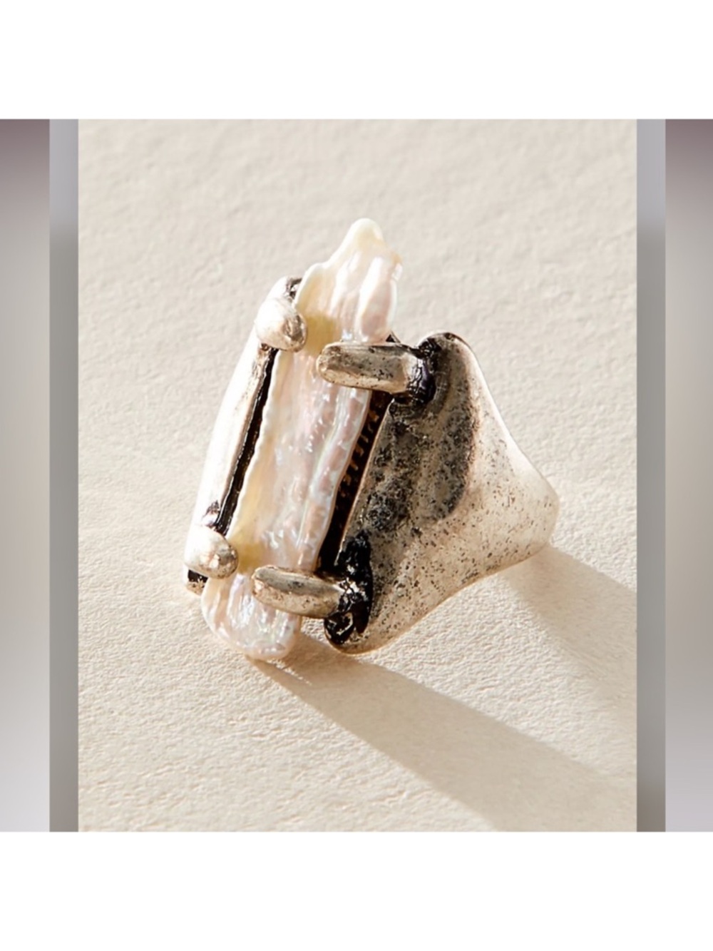 Free people Clasped Pearl Ring 
Size  6
Size 7